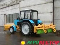 Трактор Беларус-82 с щеткой и отвалом